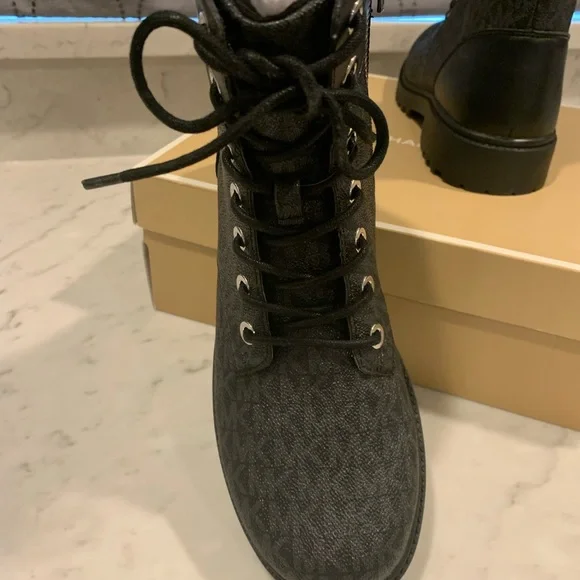 Michael Kors Alistair Botties NWT size 8 1/2 Great statement boot - Picture 2 of 11